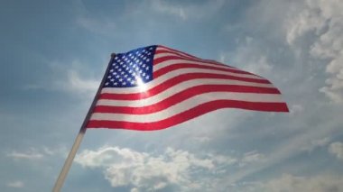 Mavi gökyüzünde sallanan Amerikan bayrağı 