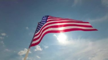 Mavi gökyüzünde sallanan Amerikan bayrağı 