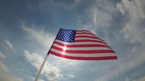 Bandera Americana Ondeando Cielo Azul — Vídeos de Stock
