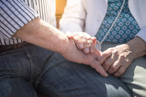 屋外で手をつないでいる老夫婦 シニアアドル — ストック写真