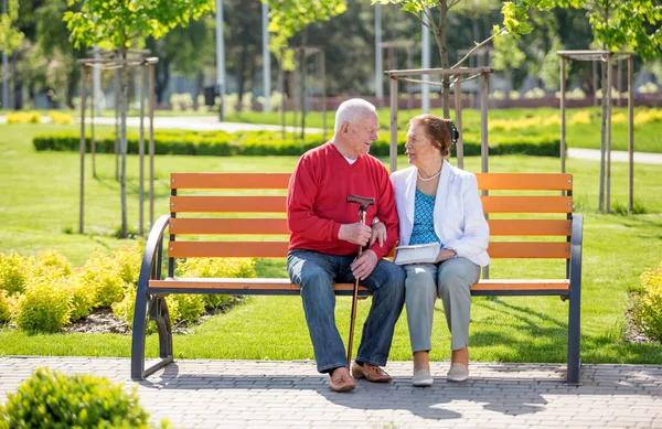 Szczęśliwy Starszy Sdults Chodzenie Siedzący Lecie Wiosna Park Ciesząc Się — Zdjęcie stockowe
