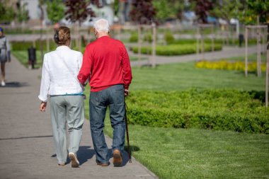 Mutlu son sınıf sdults yürüyüş, yaz aylarında oturan, bahar parkı iyi hava zevk