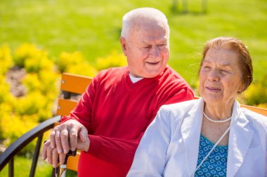 Mutlu son sınıf sdults yürüyüş, yaz aylarında oturan, bahar parkı iyi hava zevk