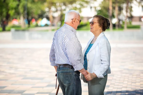 欢快的老年夫妇在城市公园玩得开心 享受阳光明媚的日子 — 图库照片