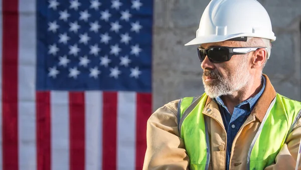 Constructor Americano Mirando Hacia Los Lados Con Estrellas Rayas Bandera — Foto de Stock