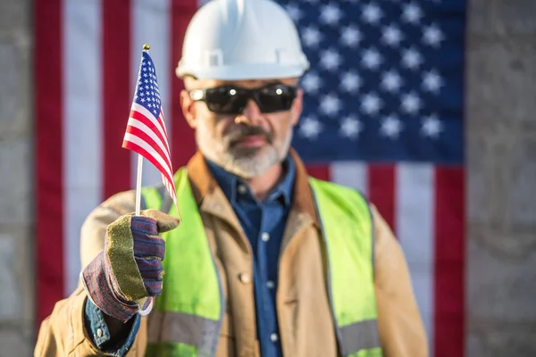 Αμερικανός Οικοδόμος Κοιτάζοντας Κρατώντας Αμερικάνικη Σημαία Αστέρια Και Ρίγες Σημαία — Φωτογραφία Αρχείου