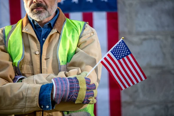 Ένας Σοβαρός Εργάτης Και Μια Αμερικάνικη Σημαία Πατριωτικός Εργάτης Κατασκευών — Φωτογραφία Αρχείου