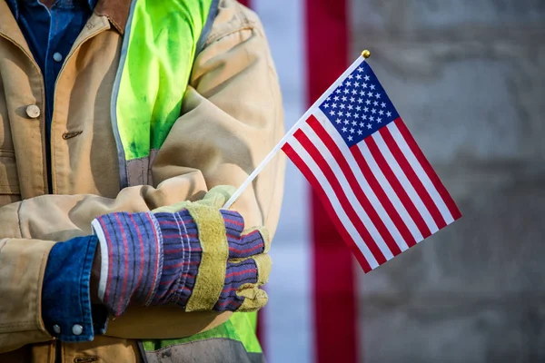 一个严肃的工人和美国国旗 爱国建筑工人 — 图库照片