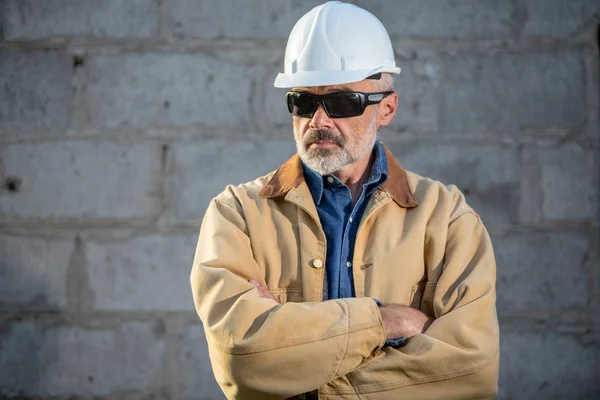 Trabajador Construcción Sombrero Duro Sobre Fondo Pared Hormigón — Foto de Stock