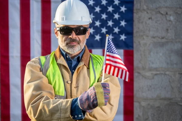 Ένας Σοβαρός Εργάτης Και Αμερικανική Σημαία — Φωτογραφία Αρχείου