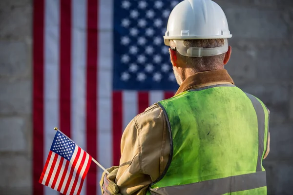 Ένας Σοβαρός Εργάτης Και Αμερικανική Σημαία — Φωτογραφία Αρχείου