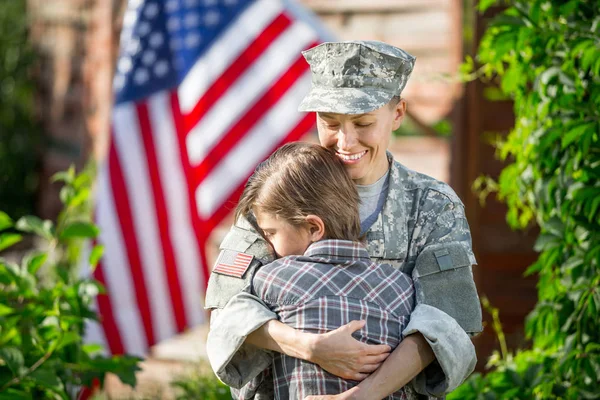 Feliz Reunión Madre Soldado Con Hijo Familia Aire Libre — Foto de Stock