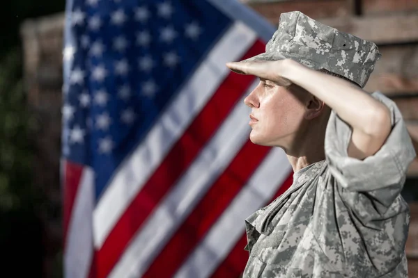 女美国陆军士兵在Usa旗帜前 — 图库照片