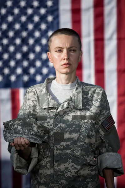 Soldado Exército Feminino Dos Eua Frente Bandeira Dos Eua — Fotografia de Stock