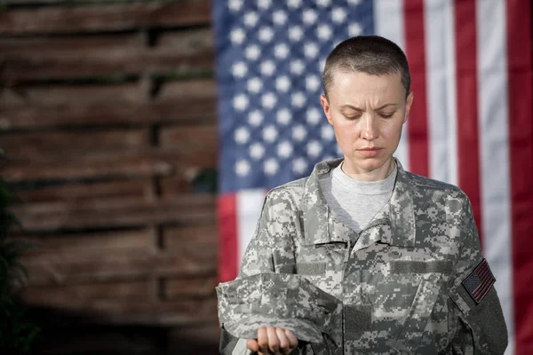 Soldato Donna Dell Esercito Degli Stati Uniti Davanti Alla Bandiera — Foto Stock