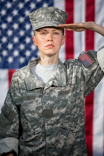 Soldat Féminin Armée Américaine Devant Drapeau Américain — Photo