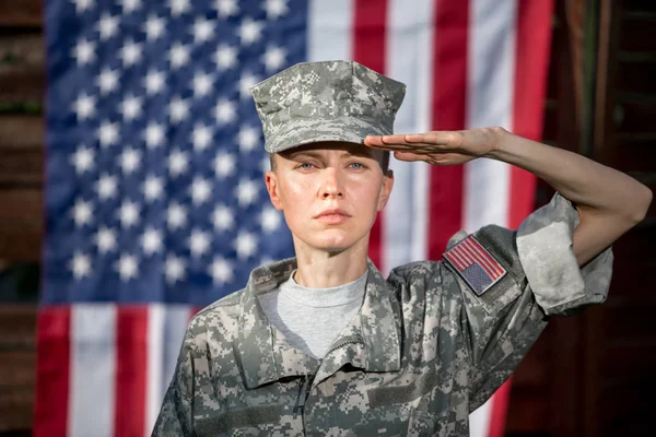 Soldat Féminin Armée Américaine Devant Drapeau Américain — Photo