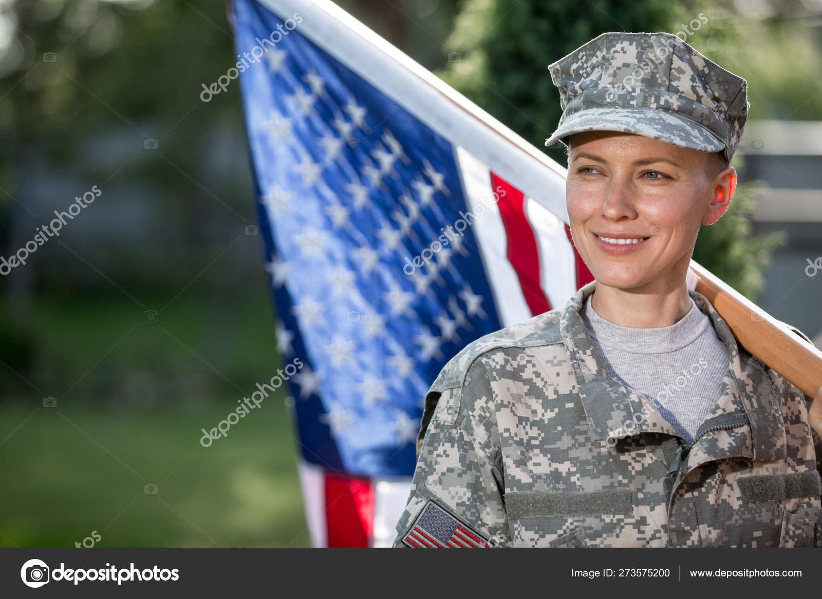 Beau Soldat Americain Uniforme Debout Devant Drapeau Americain Photo de stock par PEPPERSMINT 273575200