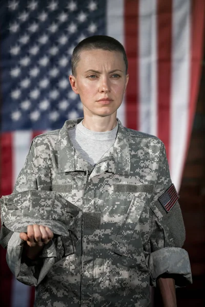 Piękny Amerykański Żołnierz Mundurze Stoi Przed Amerykańską Flagą — Zdjęcie stockowe