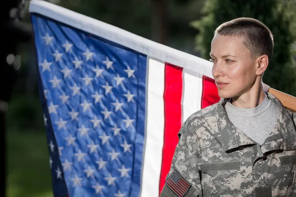 Bellissimo Soldato Americano Uniforme Piedi Davanti Alla Bandiera Americana — Foto Stock