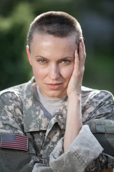 Bellissimo Soldato Americano Uniforme Sfondo Verde Naturale — Foto Stock