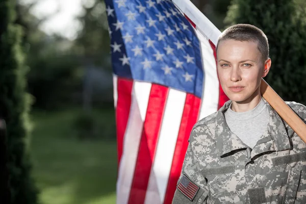 Schöner Amerikanischer Soldat Uniform Vor Amerikanischer Flagge Stockfoto