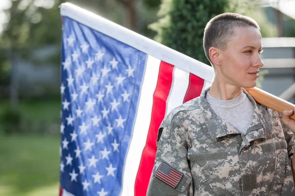 Schöner Amerikanischer Soldat Uniform Vor Amerikanischer Flagge lizenzfreie Stockbilder