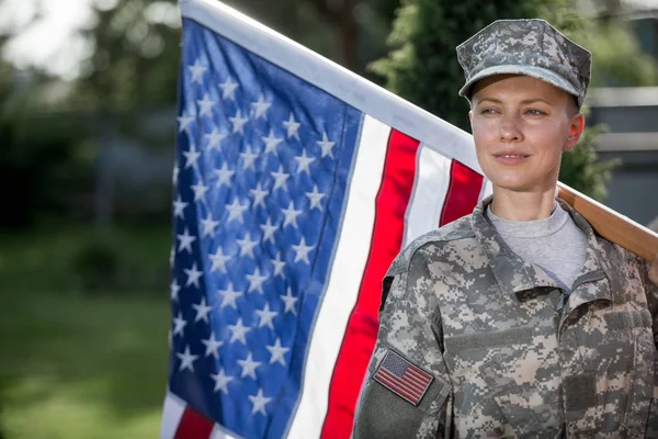 Schöner Amerikanischer Soldat Uniform Vor Amerikanischer Flagge Stockbild