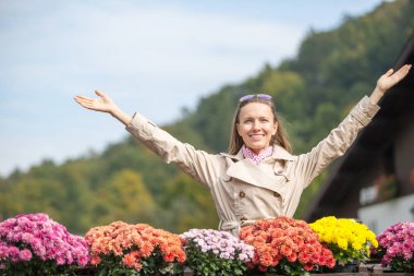 Sonbahar parkında genç bir kadının portresi. Sonbahar ya da bahar seyahati kadını