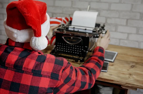 Modern Santa Typing Merry Christmas Greetings Vintage Typewriter Typing Machine — Stock Photo, Image