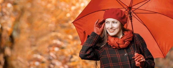 Vacker Kvinna Porträtt Höst Trädgård Park Ljusa Kläder Tonad Bild — Stockfoto