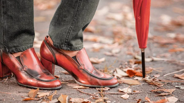 Piernas Femeninas Botas Rojas Con Unbrella Traje Otoño —  Fotos de Stock