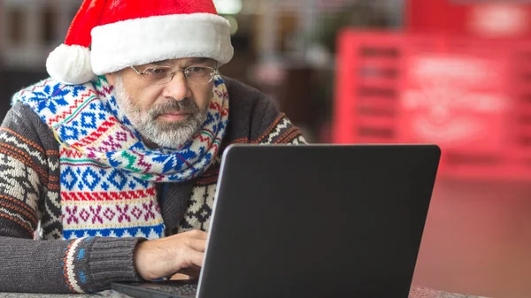 Nowoczesne Świętego Mikołaja Przy Użyciu Nowych Technologii Komunikacji Zakup Prezentuje — Zdjęcie stockowe