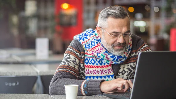 Man Herfst Winterkleding Sjaal Een Café Werkend Met Laptop — Stockfoto