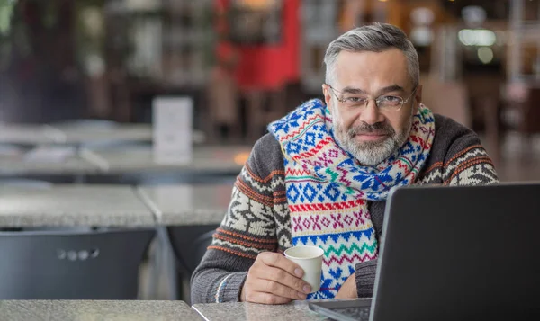 Homem Usando Roupas Outono Inverno Cachecol Sentado Café Trabalhando Usando — Fotografia de Stock