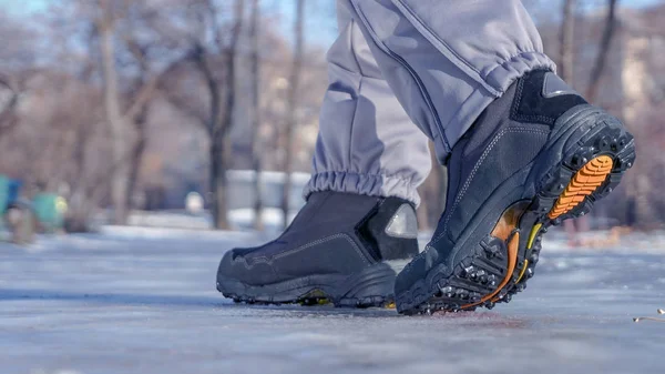 Męskie Lub Żeńskie Zimowe Buty Spacerujące Śnieżnej Drodze Saneczkowej Kolcami — Zdjęcie stockowe