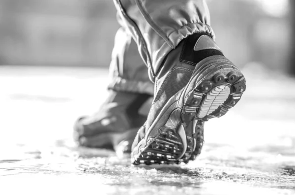 Männliche Oder Weibliche Winterstiefel Auf Verschneiter Schneeglätte Mit Spikes Der — Stockfoto