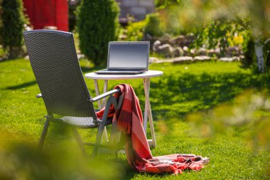 Çalışmak, internetten ders almak, karantina yüzünden evde kalmak. Doğa ofisi kavramı