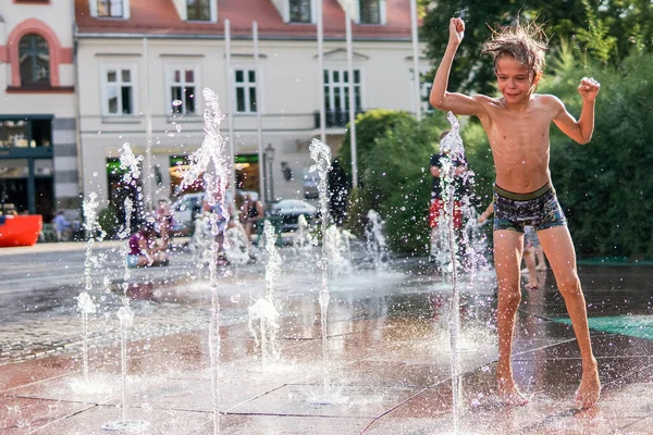 Enfant Jouant Avec Eau Dans Fontaine Parc Été Chaud Les — Photo