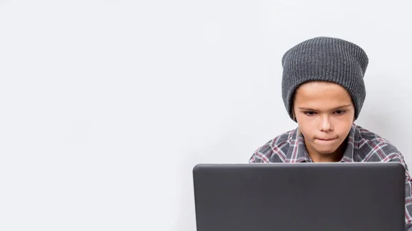 Dizüstü Bilgisayarda Çalışan Yakışıklı Çocuk Gri Arka Planda Izole Edilmiş — Stok fotoğraf