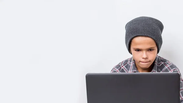 Lindo Chico Trabajando Portátil Aislado Sobre Fondo Gris — Foto de Stock