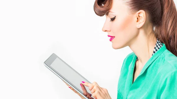 Portret Pięknej Kobiety Pinup Stylu Retro Laptopem Izolowane Nad Białym — Zdjęcie stockowe