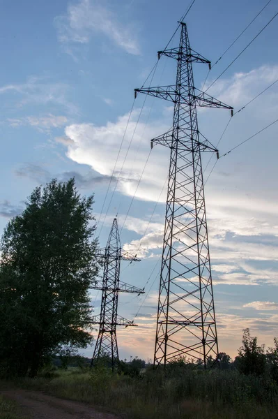 Şehrin dışındaki elektrik şebekeleri.