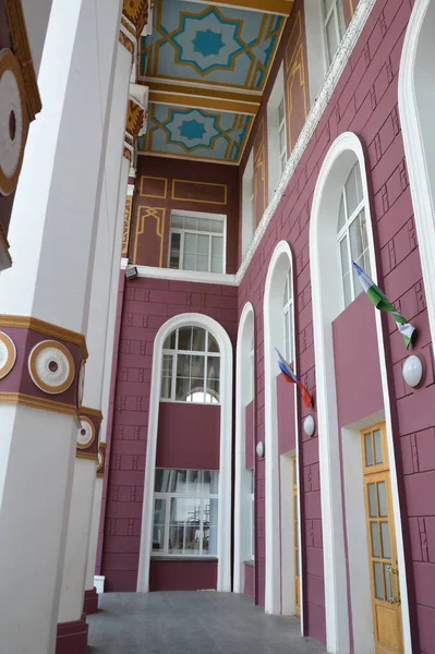Sütunları olan şehir kültür sarayı