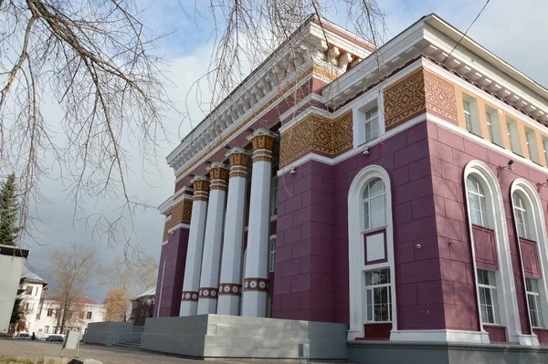 Salavat şehrinin kültür sarayı. Fotoğraf Bashkortostan Cumhuriyeti 'nin Salavat şehrinde çekildi.