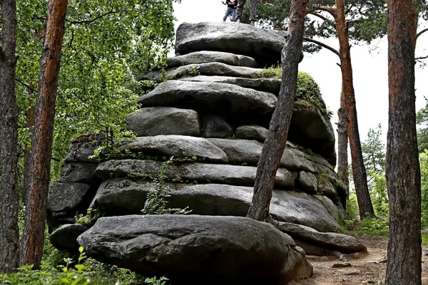 Gölün kıyısında su ve taşlı güzel manzaralar vardır, ördekli ördekler, martılar ve yusufçuklar suda yüzer, çiçekler ve çalılarla dolu güzel kayalar.