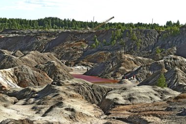 Banliyö parklarında birçok ilginç yer var, rezervleri ve dağ sıraları olan ocaklar, taşlı kıyıları ve renkli kayaları olan göller, birçok kuş ve insan, köpekleri, gelincikleri, tilkileri, birçok manzarası, çiçekleri ve ağaçları olan.