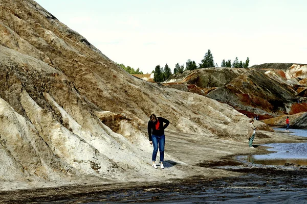 在郊区的公园里 有许多有趣的地方 有水库和山脉的采石场 有石堤和彩色岩石的湖泊 有许多鸟和人 还有狗 许多风景 花卉和树木 — 图库照片