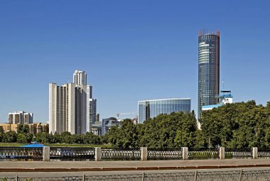 Şehir, yerleşim, kamu, idari ve dini binalar, parklar, rezervuarlar, küçük mimari formlar, fıskiyeler, süs ağaçları, çalılar ve çeşitli çiçek türlerinden oluşan canlı bir organizmadır.