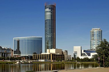 Şehir, yerleşim, kamu, idari ve dini binalar, parklar, rezervuarlar, küçük mimari formlar, fıskiyeler, süs ağaçları, çalılar ve çeşitli çiçek türlerinden oluşan canlı bir organizmadır.